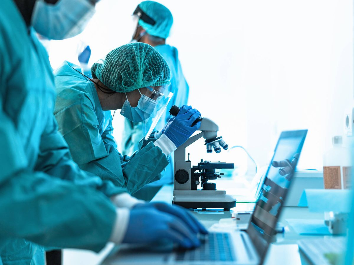 Equipo científico trabajando con un microscopio en un laboratorio